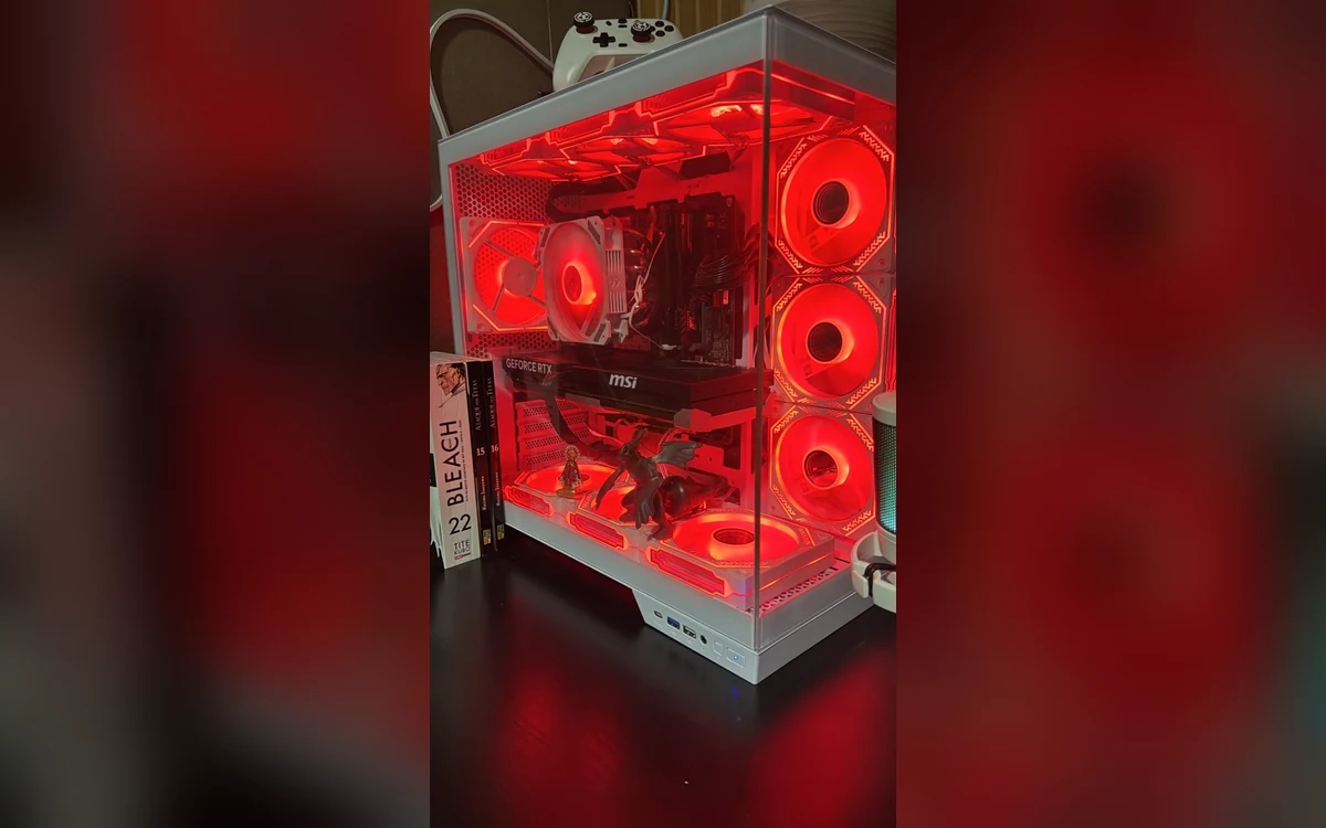 PC gamer branco com iluminação vermelha em bancada
