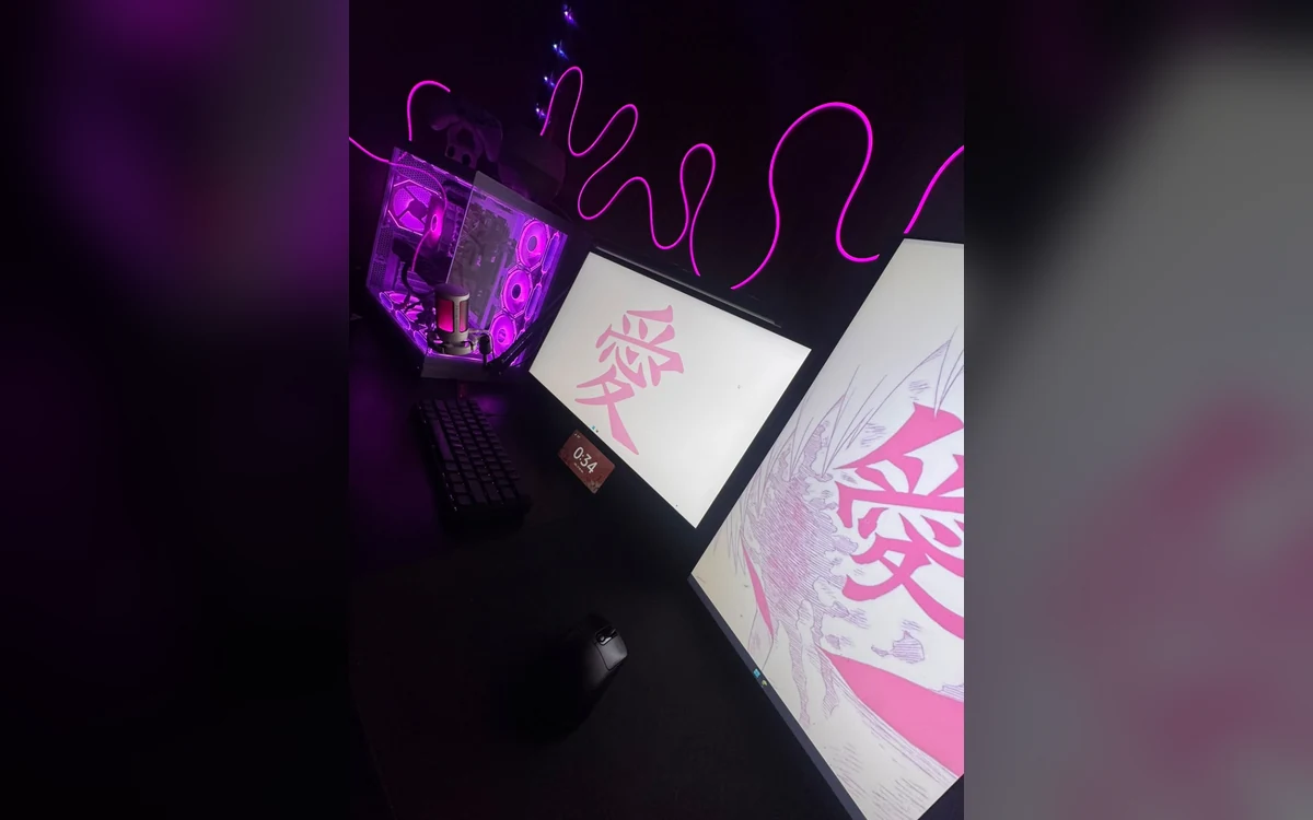 Setup gamer com iluminação roxa, dois monitores e PC em bancada