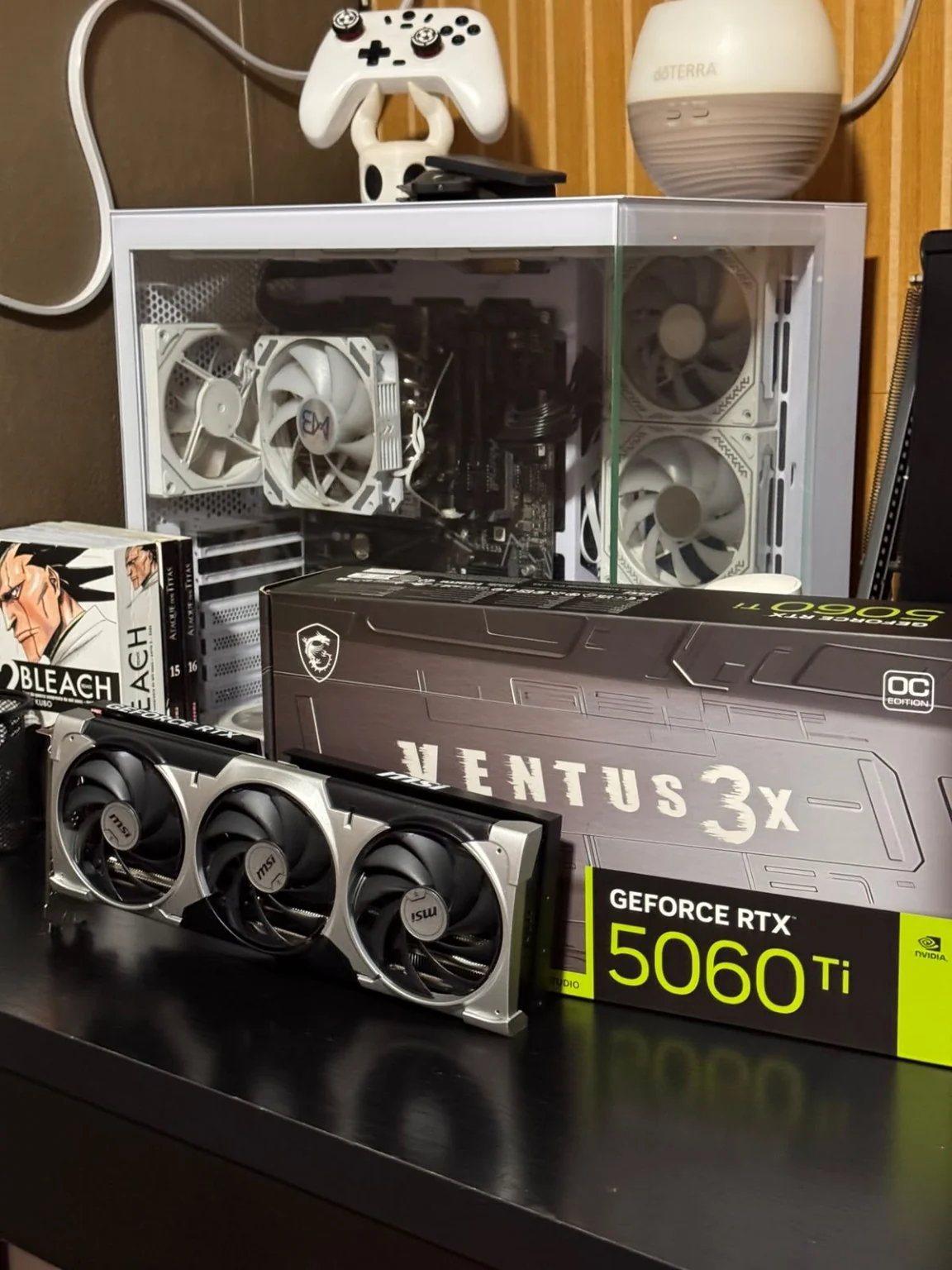 Setup e placa de vídeo RTX 5060 Ti em bancada